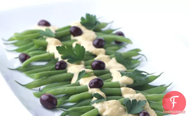 Salada de feijão verde com molho de atum e azeitonas