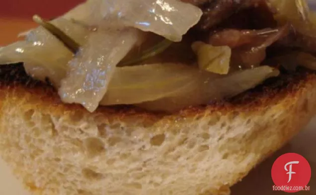 Alho e cebola cozidos lentamente com baguete torrada
