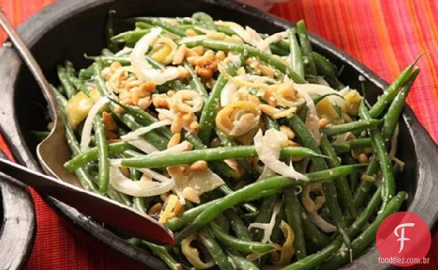 Salada de feijão verde com pimentão em conserva e molho de anchova