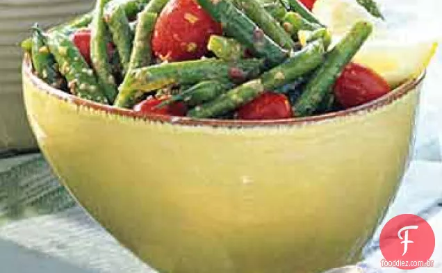 Salada de tomate com feijão verde e uva com vinagrete Kalamata