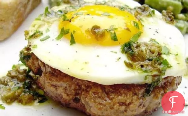 Steak Hache Avec oeufs a Cheval (hambúrgueres com ovos a cavalo