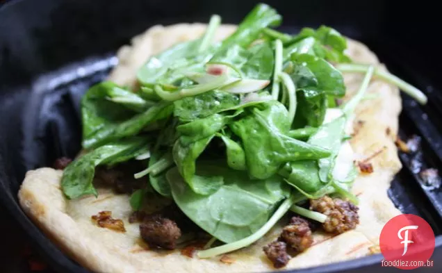 Merguez Grill pães com Erva-doce-salada de rúcula