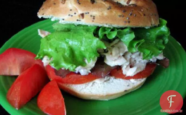 Sanduíches De Salada De Atum Italiano Com Molho De Azeitona Preta