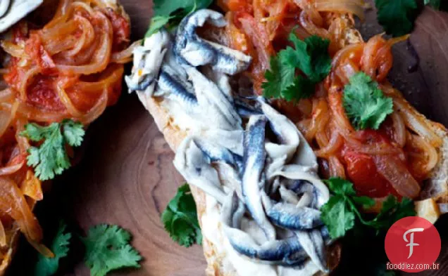 Sanduíches de anchova marinados com molho de tomate e cebola