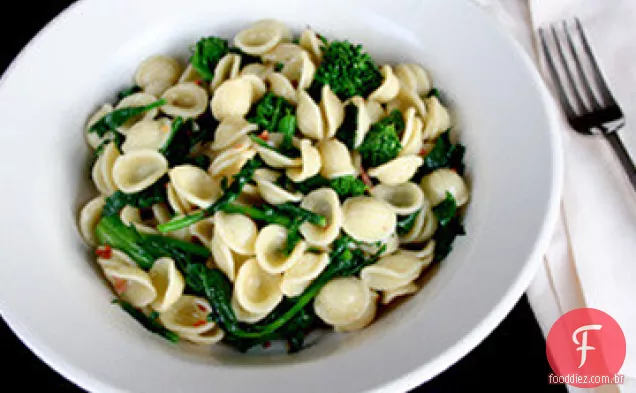 Orecchiette com rabe de brócolis, flocos de pimenta vermelha e receita de anchovas