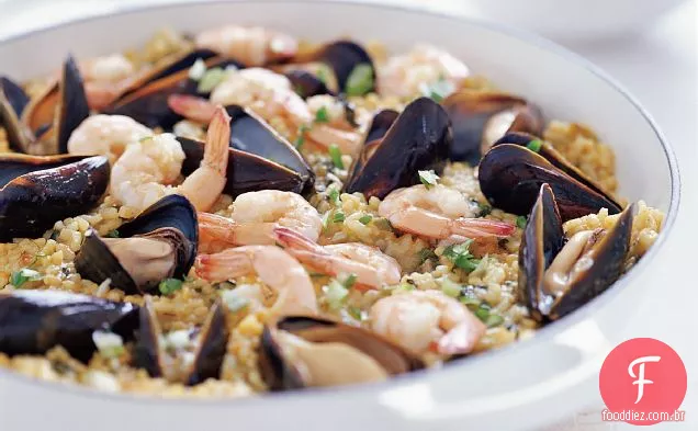 Paella de frutos do mar com espinafre e rúcula