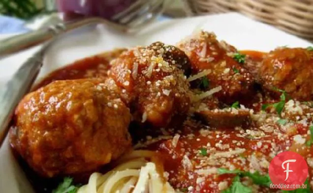 Espaguete com azeitonas e tomate (espaguete Alla Puttanesca)