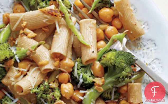 Rigatoni com brócolis assado e Grão De Bico