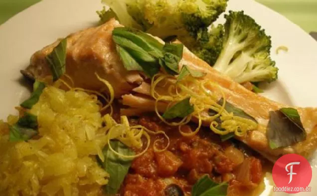 Salmão Grelhado Com Molho De Tomate Siciliano