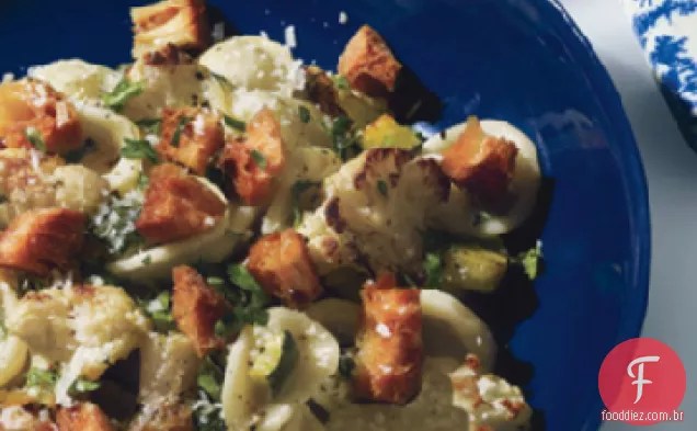 Orecchiette com couve-flor, anchovas e Croutons fritos