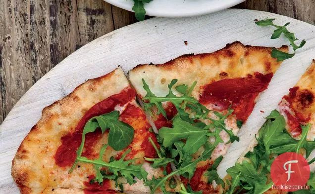 Pizza De Tomate Seco ao sol e rúcula