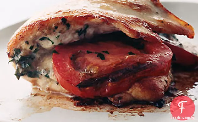 Costeletas de frango recheadas com tomate e alho