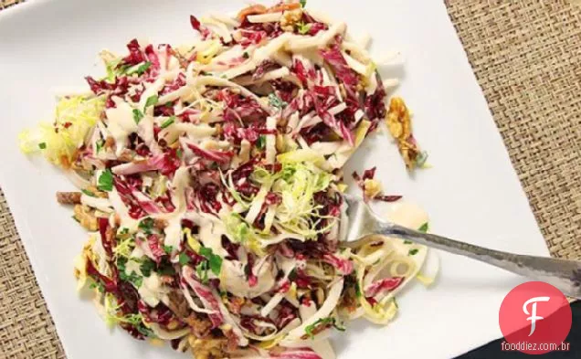 Salada verde de inverno com nozes, maçãs e molho parmesão-anchova