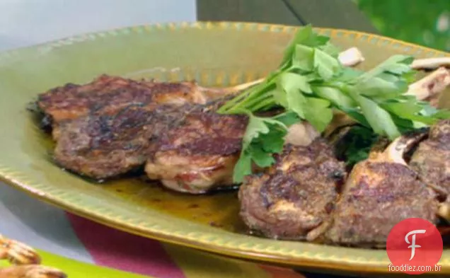 Costeletas de cordeiro grelhadas com alecrim, sal e Tapanade Aioli