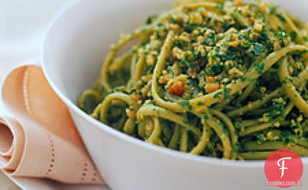 Espinafre Linguine com noz-rúcula Pesto