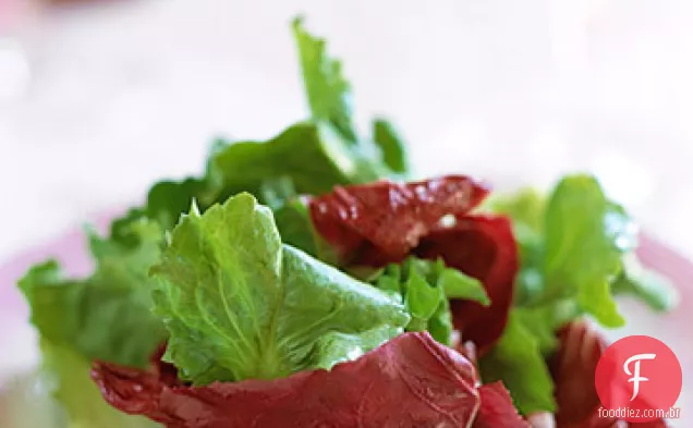 Salada de chicória com vinagrete de anchova de limão