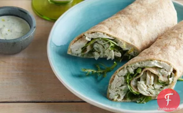 Sanduíche de Frango Enrolado com rúcula e salsa Aioli