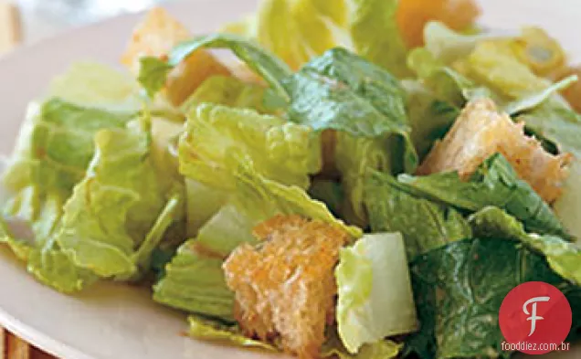 Salada Caesar com Croutons caseiros e molho balsâmico