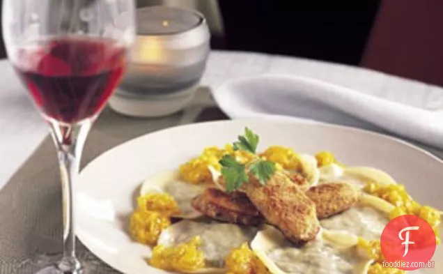 Ravioli de lentilha com linguiça e molho de tomate amarelo