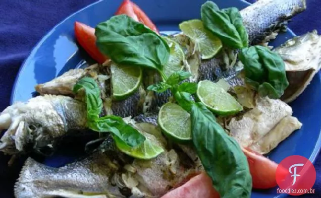 Robalo assado com ervas e limão