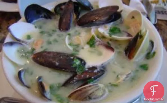 Peixe, amêijoas e mexilhões com vinho branco e alho