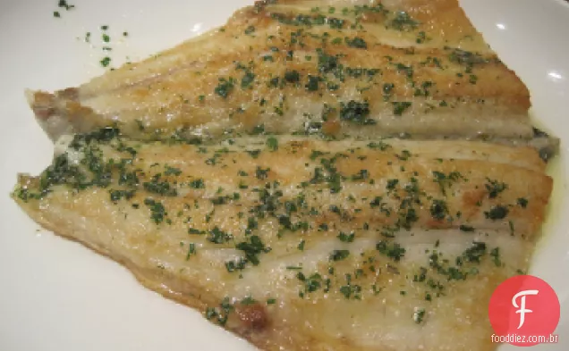 Robalo com ervas frescas e limão