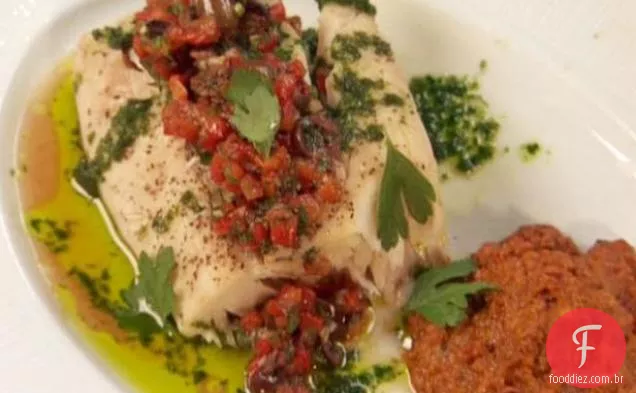 Robalo selvagem cozido no vapor com pimenta amarela Romesco, pimenta vermelha-Gosto De Azeitona Preta e salsa-óleo de alho
