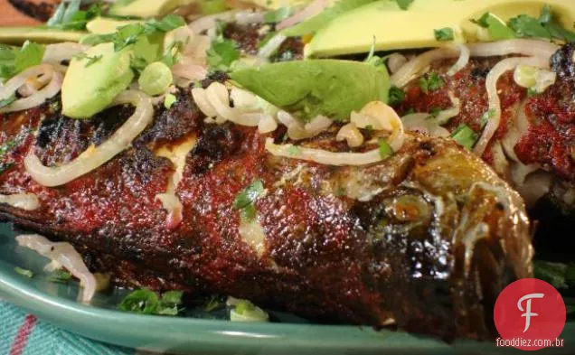 Achiote grelhado inteiro baixo listrado com cebola vermelha em conserva picante