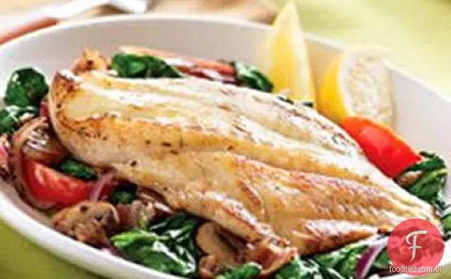 Pan Seared Robalo com salada de espinafre quente