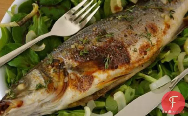 Robalo assado com cebola e mel