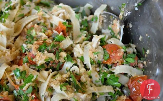 Macarrão Com Cobertura De Pão De Anchova