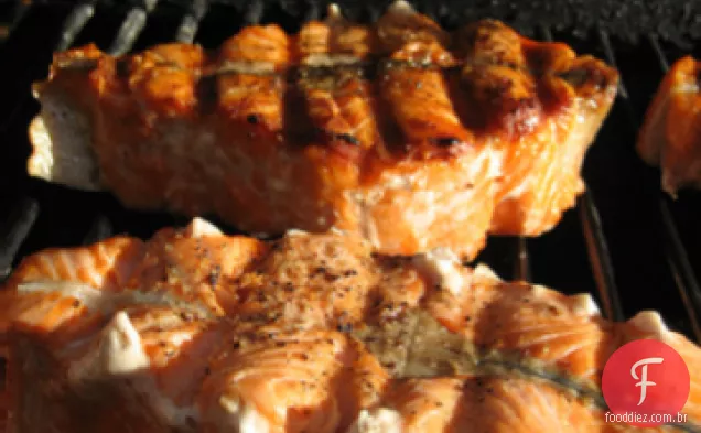 Bifes de salmão grelhados com manteiga de limão