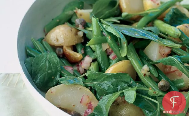 Salada de rúcula com batatas e feijão verde