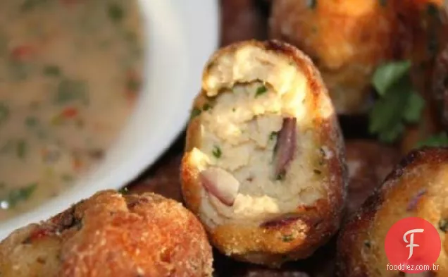 Bolas de peixe tailandesas com pimenta e maionese de limão