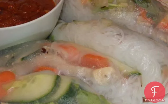 Rolinho Primavera de porco e camarão (Goi Cuon) com molho de amendoim (Nuoc L