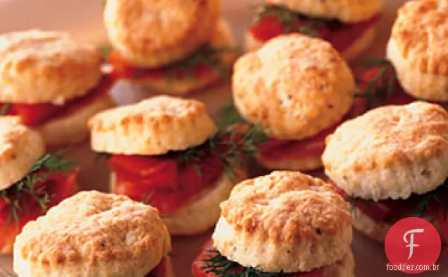 Queijo de cabra e biscoitos de pimenta preta com salmão defumado e endro