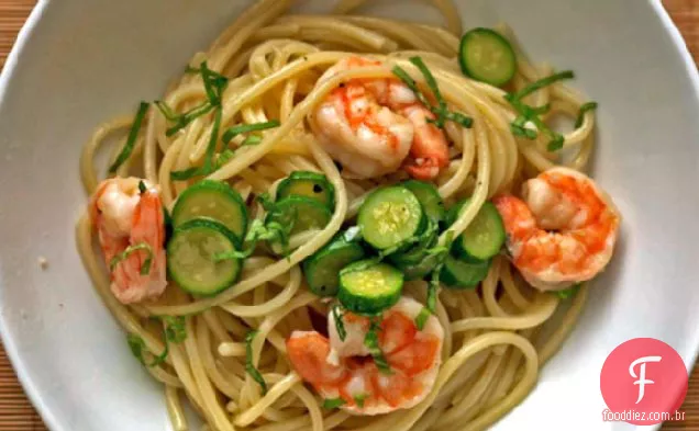 Jantar esta noite: Linguine com camarão e abobrinha bebê