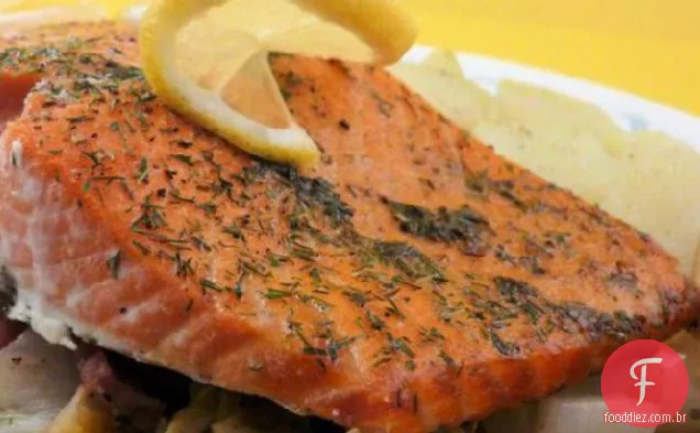 Salmão Assado Lento Com Repolho, Bacon E Endro