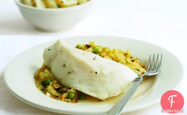 Bacalhau escalfado com repolho e ervilhas
