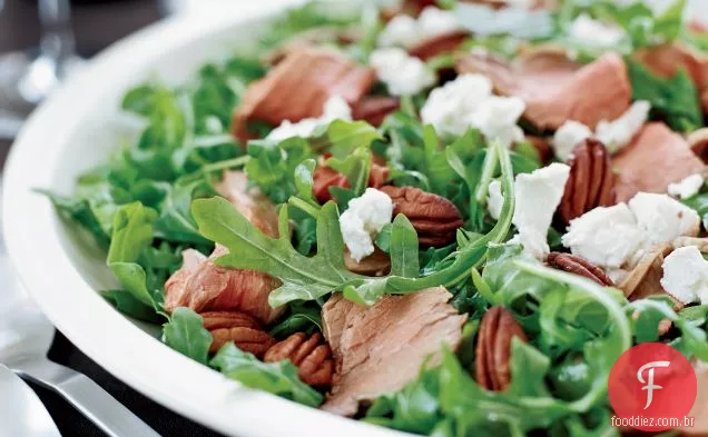 Salada de cordeiro com rúcula e vinagrete de framboesa
