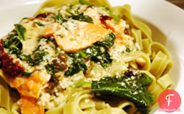 Salmão e espinafre Fettuccine
