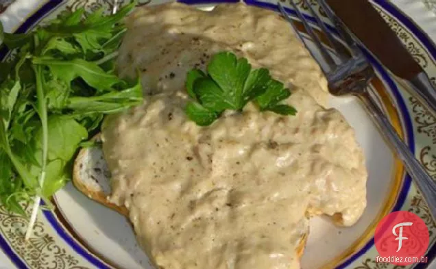 Creme de atum em uma telha