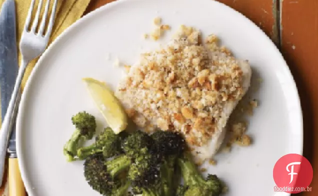 Peixe assado com pão ralado e brócolis