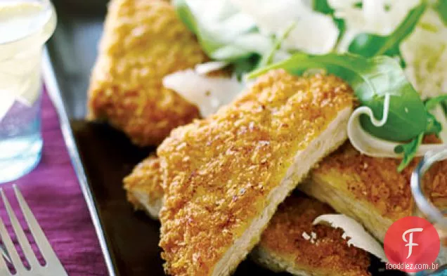 Carne de porco milanesa com rúcula, erva-doce e salada de parmesão