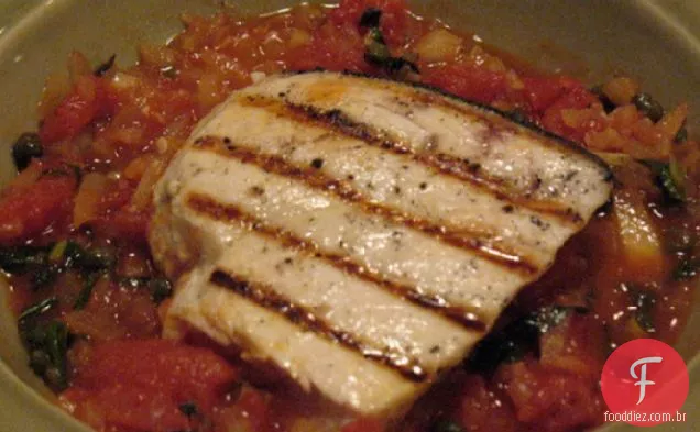 Espadarte com tomates e alcaparras