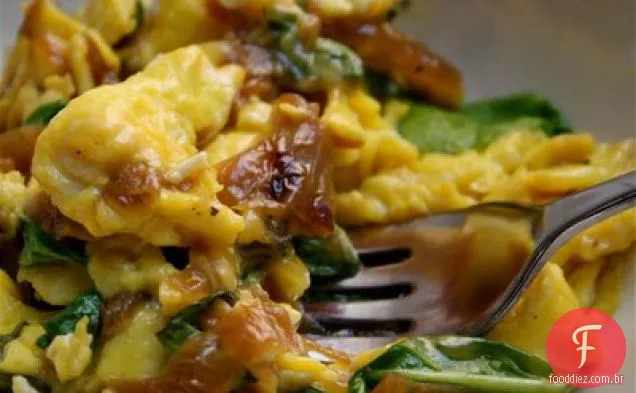 Ovos Mexidos Com Cebola Caramelizada, Rúcula E Gouda Defumada
