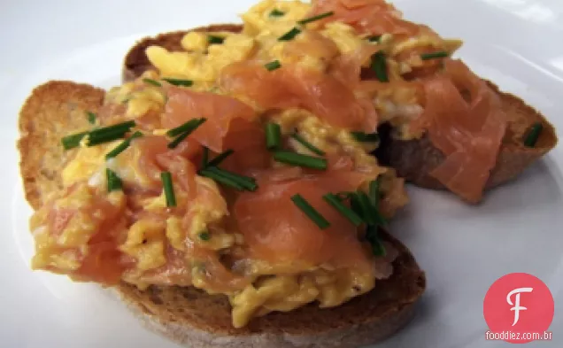 Ovos mexidos com Lox e Cream Cheese