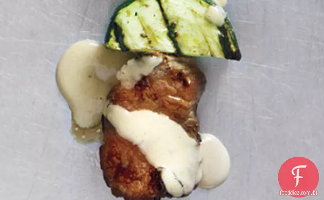 Kebabs de bife de flanco com molho de amendoim