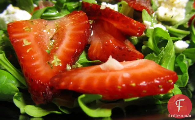 Salada De Rúcula Com Morangos E Queijo Feta De Cabra