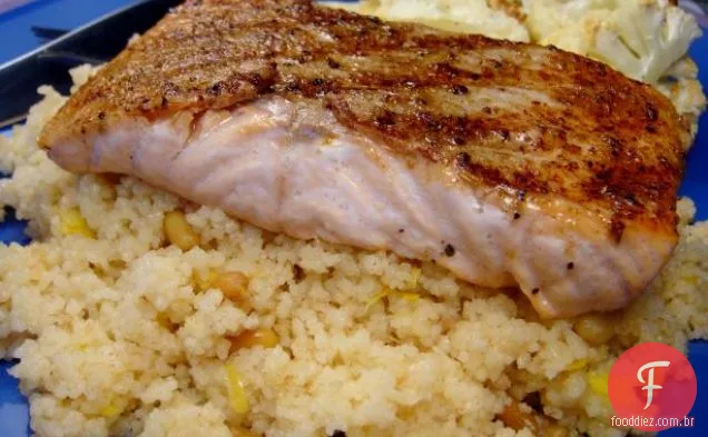 Salmão Grelhado Com Cuscuz De Manteiga Marrom